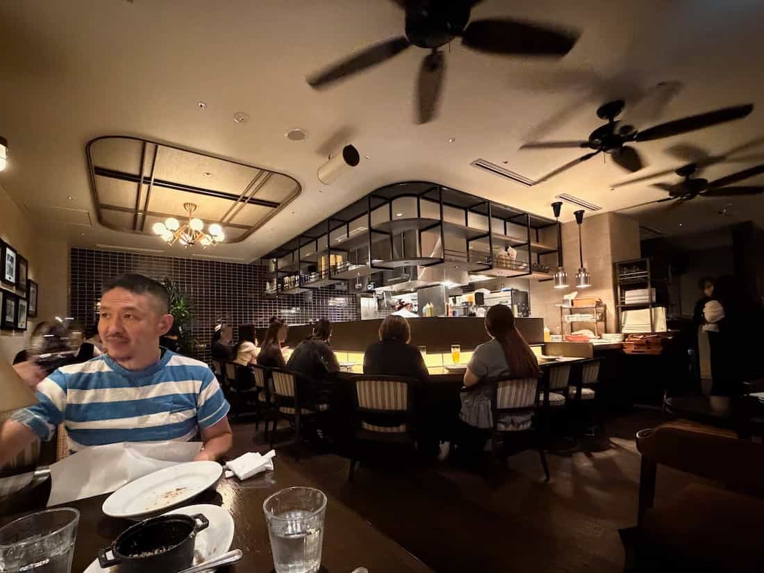 店内奥のカウンター席