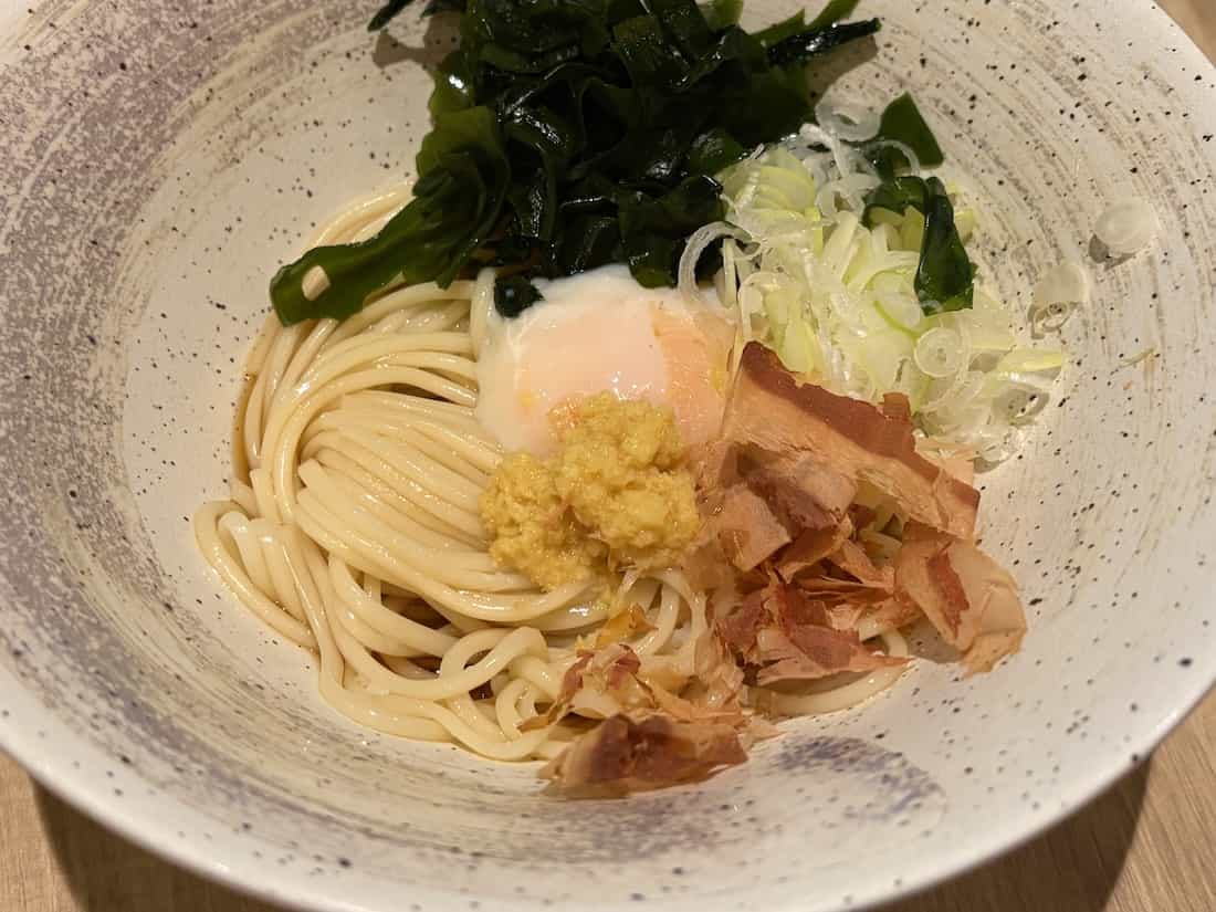 ぶっかけの五島うどん(飛魚だし・温玉入り・冷)