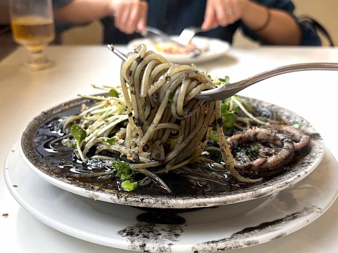 濃厚イカスミ旨みソース・スープパスタ
