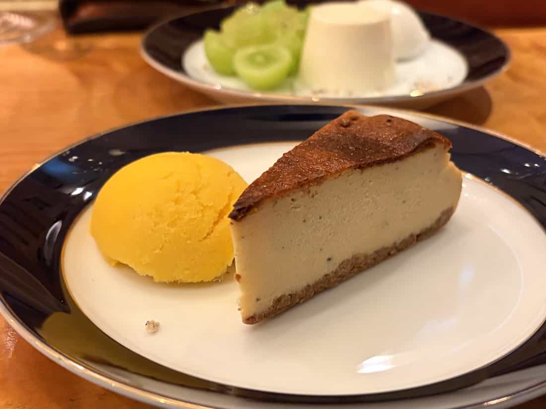 ゴルゴンゾーラとクミンのバスクチーズケーキ Mix柑橘のジェラート添え